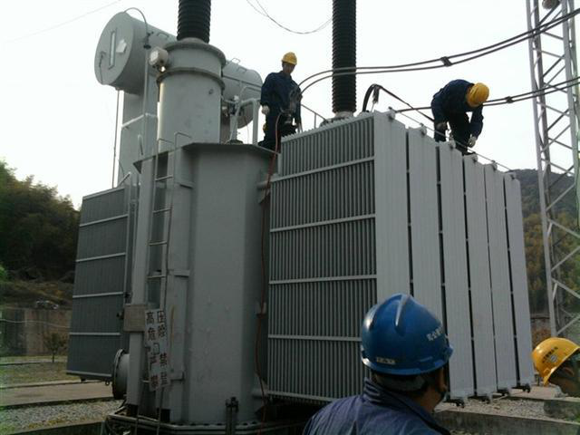 作業(yè)人員安全保護(hù)繩系在安全水平保護(hù)繩上，確保在變壓器本體上移動始終不會失去保護(hù)。