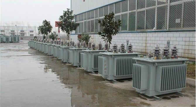 油浸式變壓器的保養(yǎng)如何去做？預(yù)防滲漏油：油浸式變壓器在油箱內(nèi)充滿變壓器油，裝配中依靠緊固件對(duì)耐油橡膠元件加壓而密封。